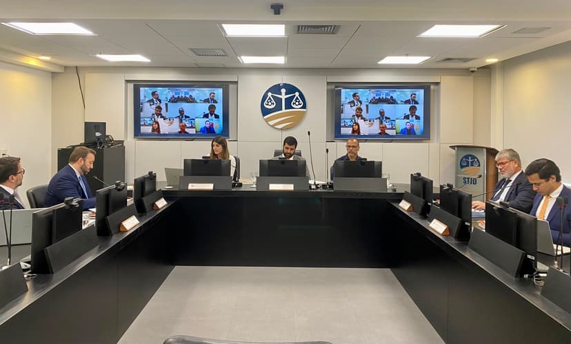 Corinthians multado por cânticos discriminatórios e zagueiro do Inter suspenso